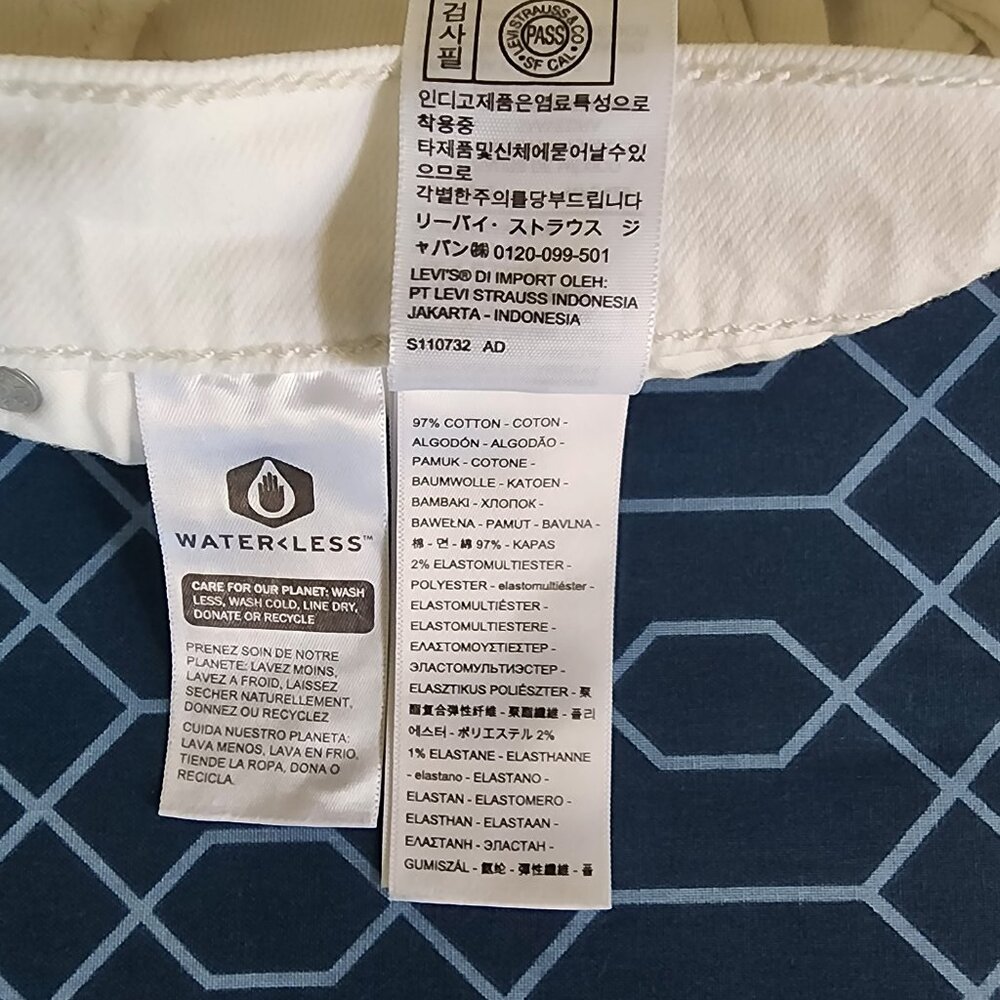 Levi's® Women's 501® Original Shorts | White | W33 - Picture 6 of 7